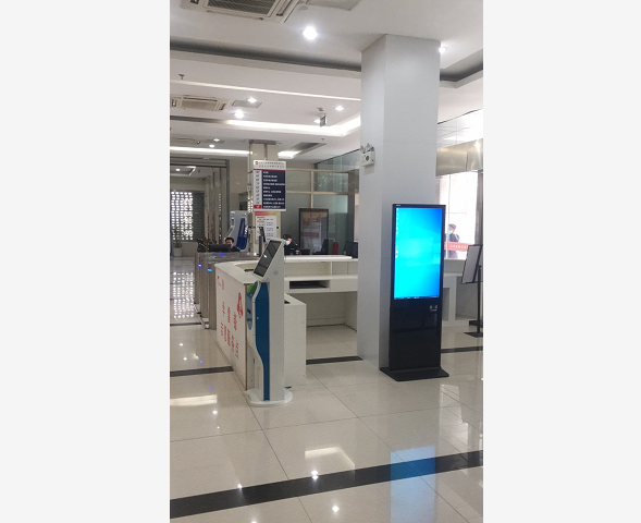 宣城涇縣政務(wù)中心43寸立式查詢機，帶刷二代身份證功能